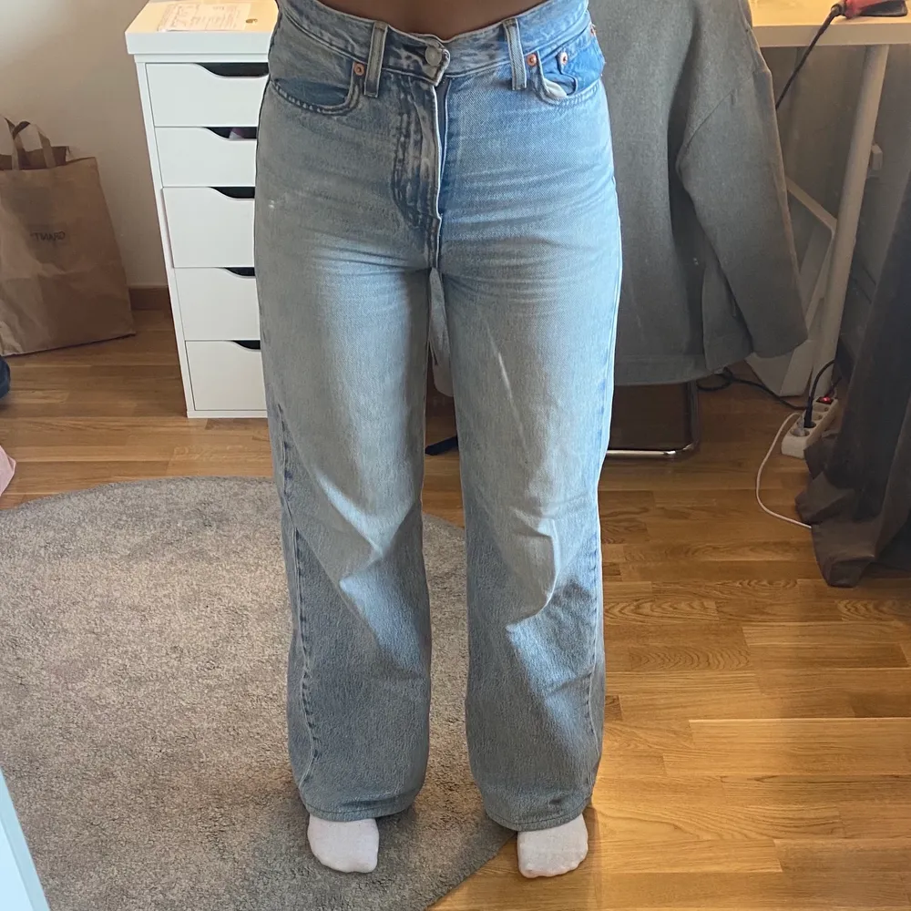 Levis jeans som det inte är några fel på, jag bär vanligt vis storlek s, storleken på jeansen är 25 vilket jag tror motsvarar S men är inte helt säker💓 #jeans köptes för 1300kr. Jeans & Byxor.