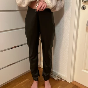 Skinnbyxor från Bik Bok  - Ett par helt nya skinnbyxor från Bik Bok men prislapp kvar i stl M som är för stora för mig.  Byxorna är små i storleken så om du vanligtvis har S-M i byxor borde dom passa perfekt på dig. Slits med dragkedja som går att stänga(om man vill ha raka skinnbyxor) nere vid fötterna. Finns även dragkedja vid sidan. Prislappen är kvar. Kom privat för fler bilder! Pris går ev. Att diskuteras vid snabb affär! Skickas spårbart.