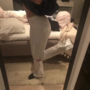 Låga vita bootcutjeans - Sparsamt använda jeans från som sitter bra på en xs-s. De är cirka 25 i midjan och ganska långa på mig som e 165, (går ner t marken när man har skor) de har inte jättemycket stretch