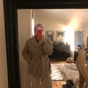 Kort kappa - Superfin kappa från zara med knytskärp, använd 2-3 gånger så den är i superbra skick💓 Tror inte att den finns kvar på zaras hemsida 