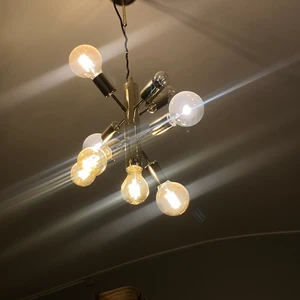 Taklampa från BY rydéns  - Super fin taklampa från By rydéns. Lampan är i mässing med 9st glödlampor. 