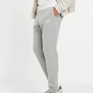 Nike mjukisbyxor  - Säljer dessa helt oanvända gråa mjukisbyxor ifrån Nike (prislapp kvar) dem är i storlek S och de är herr modell! Nypris 449kr, MITT PRIS 150kr + 60kr frakt 