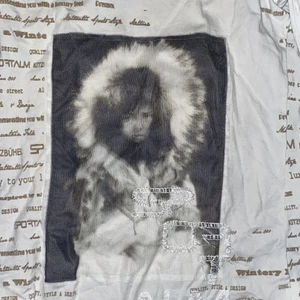 Jättesöt tröja - Så söt tröja men gillar inte hur den ser ut på mig. :/ snygg baksida. Bilden är i lite mesh tyg.