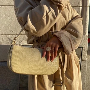 Bybianca väska - Säljer den här väskan som Bianca skapade men som nu inte går att köpa på hemsidan längre. I en super fin beige färg ❤️‍🔥 