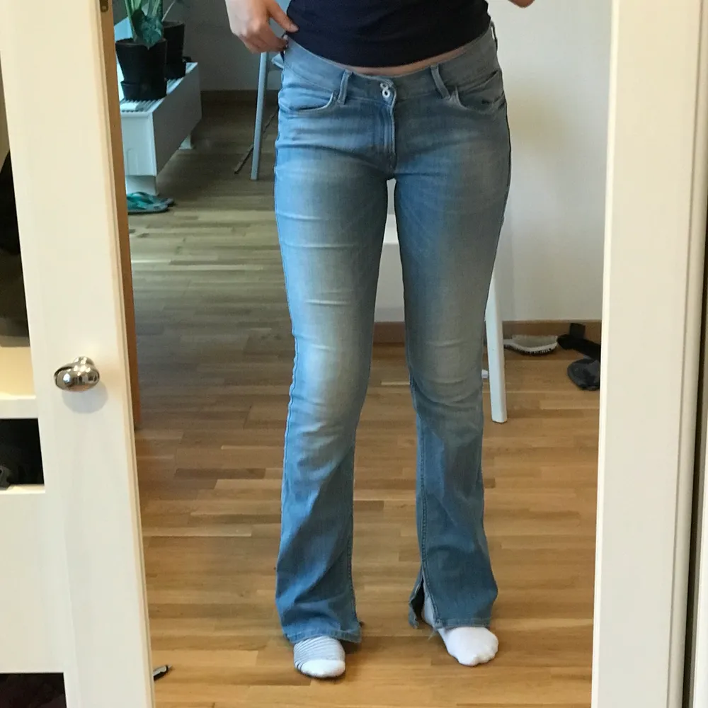 Lee jeans med slitt vid jeansens slut. Mid Waist❣️ Kom privat vid frågor om mått m.m❣️. Jeans & Byxor.