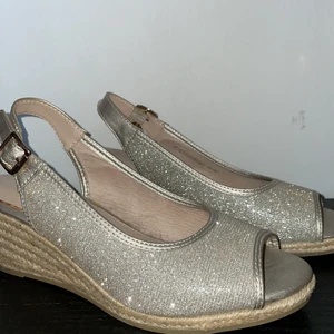 Klack skor - Säljer dessa super snygga glittriga klackskorna som tyvärr inte kommit till någon användning pga att dom är för stora på mig och därmed glappar. Dom har kilklackar och är som nya då jag inte kunnat använda dom. Dom är i storlek 39 ❤️ 