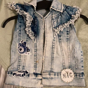 En blå vit skjorta för små barn  - De har är en liten skjorta för små barn,i färg blå och vit.Vet inte direkt vart jag köpte den ifrån.