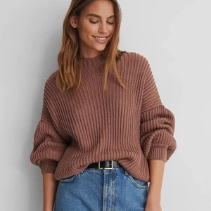 Nakd stickad tröja - Stickad tröja från nakd med ballongärmar, färg dark pink, storlek xs. Använd endast ett par gånger och i mycket fint skick. 