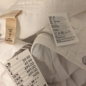 Vita oanvända jeans från HM - Helt oanvända vita byxor från HM