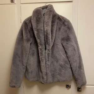 Pälsjacka missguided - Den varmaste & mysigaste pälsjackan från missguided någonsin! I princip nyskick då jag har för många pälsjackor 😅 passa på! 
