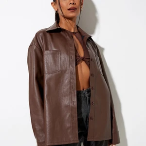 SKIT SNYGG BRUN LÄDER KAVAJ/JACKA - Ursnygg jacka/kavaj från Motel Rocks. Köpt för 1 år sen och har använts 2 gånger så den är i princip helt nu. Inga repor eller skador. Supersnygg verkligen men passar inte i brunt. Nypris är €66 vilket är ungefär 659kr 