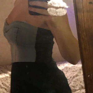 klänning - klänning med fuftig nededel och jeans överdel oanvänd 