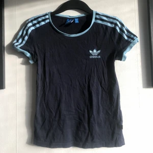 Adidas t-shirt - Säljer en blå t-shirt från adidas i storlek 34. Material: 100% bomull. skick: använd 2-3 gånger, inget att anmärka på! 