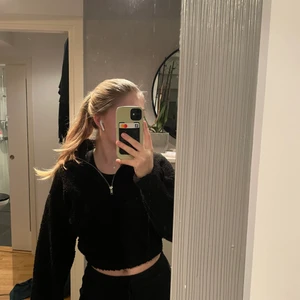 Teddy zip-up tröja  - Teddy zip-up tröja, super mysig😋 använd fåtal gånger finns inga fläckar eller något sånt. Köparen står för frakten!