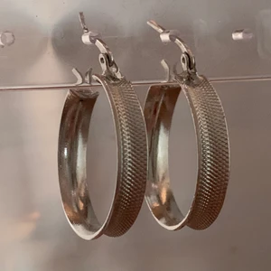 Un&Penn - Supersnygga hoop örhängen från Ur&Penn. Bara använda 3 gånger och är ganska nya. 