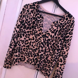 Snygg leopard tröja  - Jätte fin och skön tröja med leopard mönster 💕