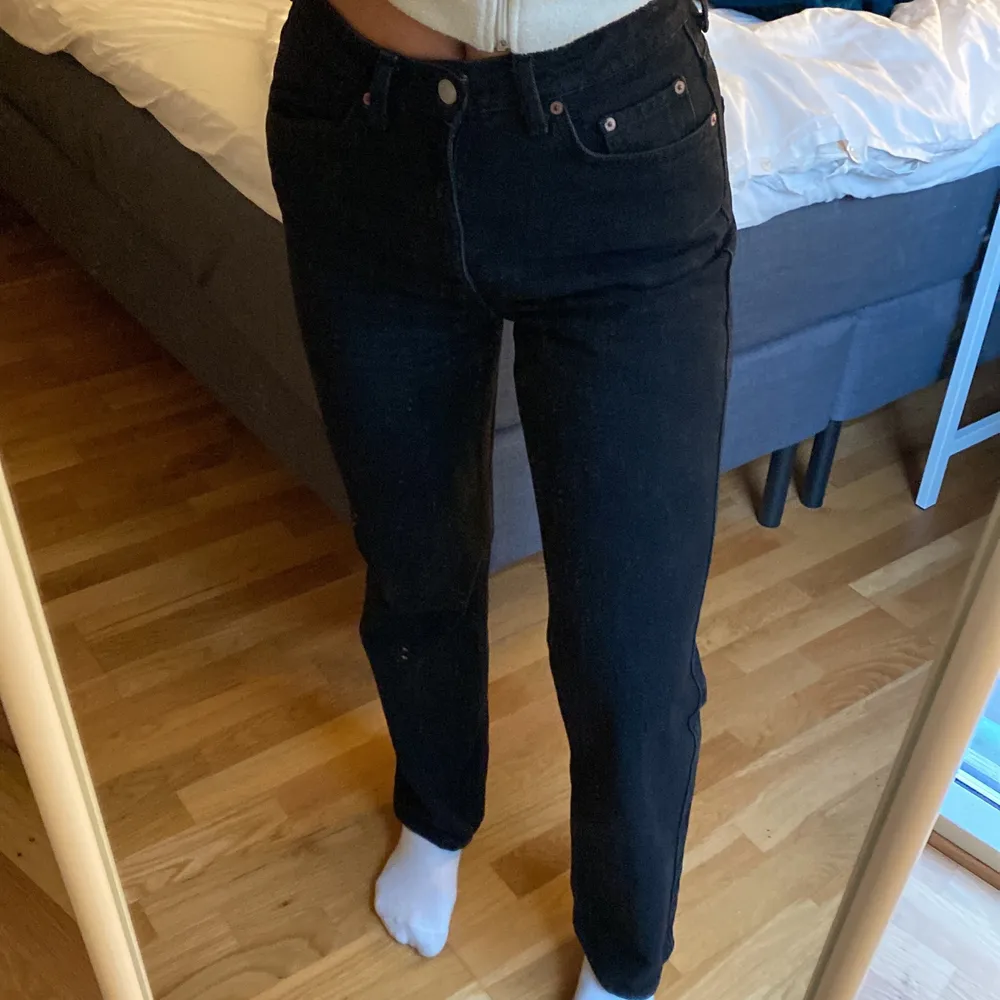 Säljer mina svarta Rowe jeans från weekday. Lite uttöjda men sitter fortfarande bra. Jag är 173 cm lång! Köparen står för frakt :)). Jeans & Byxor.