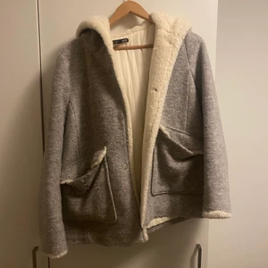 Vinterjacka strl S - En supermysig och varm  vinterjacka/kappa med fake päls i huvan och detaljer, storlek s , frakten ingår ❤️❄️⛄️ pris 250kr