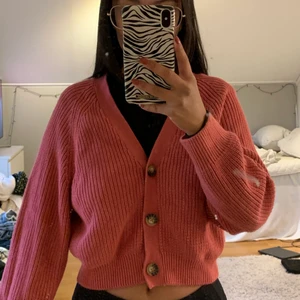 Stickad Kofta - Rosa stickad kofta från monki i storlek xs. Välanvänd men inga slitningar. 