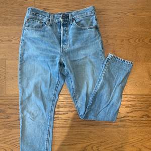 (Säljer åt en kompis) Skitsnygga Levi’s 501 jeans ! De är W28 och L30 !😊  