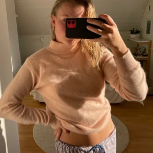 Kashmir  - Sååå snygg och jätte skön Kashmir tröja från Andrea Viccaro, det är små hål sol är på bilden som knappt syns eller att man inte ens tänker på de därav priset🥰