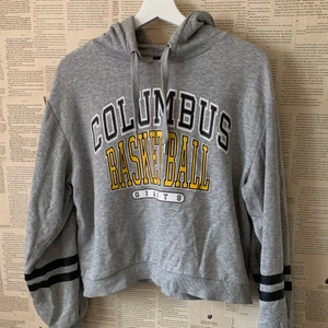 Grå hoodie  - En collage hoodie med tryck bra skick och bra kvalite💛