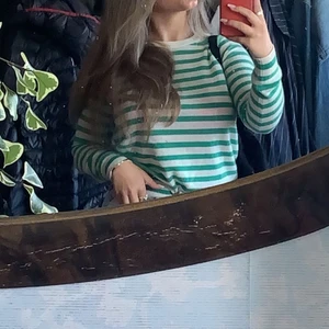 Trendig randig tröja från Zara! - Snygg randigtröja från zara💘Använd 1-2 gånger men inget som syns!! Org pris 599! 