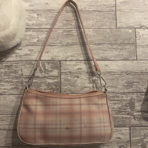 Väska - Säljer denna jätte fina väska. Finns några fläckar på den men det går säkert bort i tvätten:) 