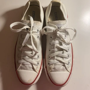 Vita låga Converse skor - SKIT SNYGGA OCH COOLA CONVERSE SKOR. Dom är lite smutsiga men dom är inte sönder någotstans. Jag rengör dom innan jag skickar iväg dom så att dom ser fina ut. KÖPARE STÅR FÖR FRAKT 