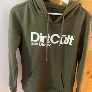 Dirtcült hoodie  - Storlek M men passar XS-M beroende på hur man vill att den ska sitta. Knappt använd!