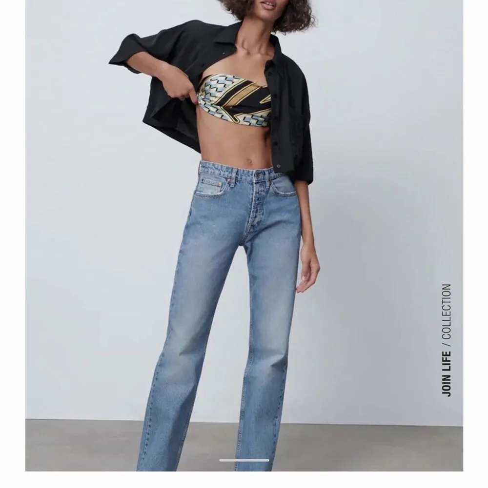 Mid Rise Jeans från Zara i storlek 34! Skriv privat för mer info och bud! Köpes direkt för 300kr. Jeans & Byxor.