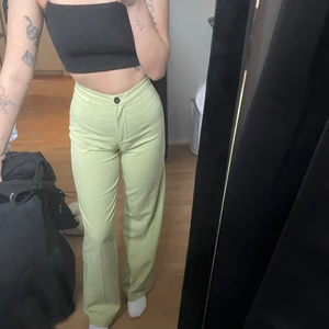 Kostymbyxor från Bershka - Gröna kostymbyxor från bershka, jätte snygga och sparsamt andvända