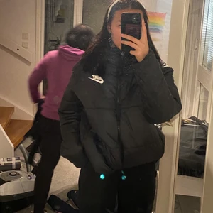 Nike puffer jacka - Helt oanvänd, oversized :) Kom priv för frågor ❤️ går att vända ut och in också!
