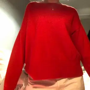 Röd stickad tröja från Lindex. Använd ett fåtal gånger. Väldigt varm. En metallsak med märket har lossnat annars bra skick. Dock inget som förstör. Väldigt fin röd färg.