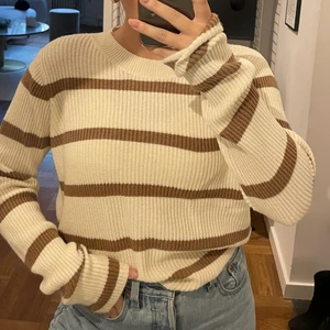 Stickad randig tröja - Lite tunnare stickad randig tröja från Asos, använd ca 3 gånger. 