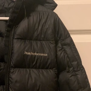 Peakperformance jacka  - Lägger då ut en ny annons på denna  då förra blev fel.          En blå peak performance jacka i stl 150, inköpt förra vintern (2020) och endast andvänd en vinter. Säljes pga köp av ny jacka samt att den är förliten för mig, felfri förutom ett litet hål i jackfickan men det är inget som märks då inet ramlar ut. BUD ÄR BINDANDE så lägg inte ett bud om du inte kan betala