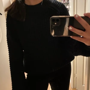 Svart stickad tröja - En svart stickad tröja! Min spegel är smutsig och inte tröjan, hör av er vid frågor/ intresse💓