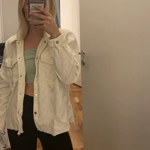 Jacka  - Manchester jacka ifrån zara storlek s! Lite avklippta längst ner på grund av för lång från början