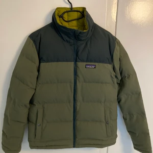 Patagonia Jacka - Jacka från patagonia. Väldigt varm och skön, perfekt nu när det börjar bli kallare. Storlek xs men passar även S. Väldigt bra skick.
