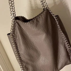 Beige tiamo väska - Intressekoll på min begia tiamo väska, det är den största modellen. Den är i väldigt bra skick inga defekter eller någonting som är trasigt på den!🥰