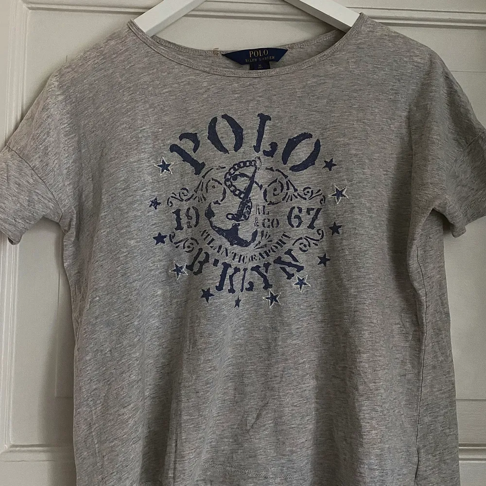 Så snygg Ralph Lauren tröja!!💓☺️ Bra skick o passar till allt, köptes för 595kr men säljer endast 180kr🥰. T-shirts.