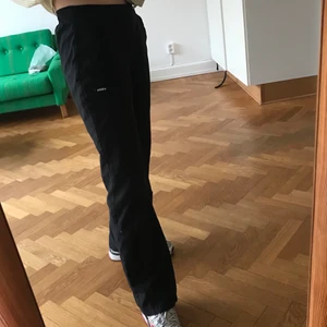 Kostymbyxor - Svarta adidasbyxor som ser ut som kostymbyxor. Dom är så sköna och har en snygg bakficka och ett cleant adidas-märke på låret. Kan användas som kostymbyxor såväl som träningsbyxor! Jag är 162.