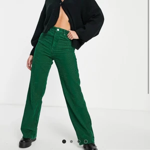 gröna manchester byxor  - superfina, slutsålda på Asos. Är för korta på mig som är 170cm. Helt oanvända med lapparna kvar 🖤 frakt står köparen för 