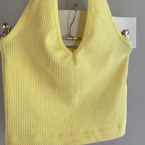 Gul halternecktopp, storlek S - Använd 1 gång, jättefint skick! Väldigt stretchigt material. Kan mötas upp i Uppsala.