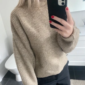 Kofta med hög krage - En brun/beige kofta från hm med hög krage som är precis lika snygg om man viker ner kragen. 