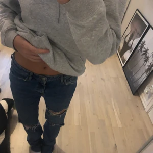 Jeans med hål - Håliga lågmidjade mörkblåa jeans