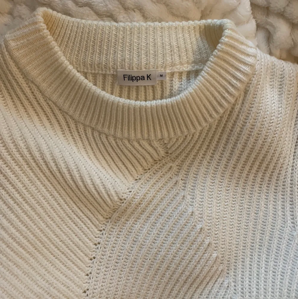 Vit stickad tröja från Filippa K, strl M men passar också en S som jag, nypris 1,200kr, säljs bara vid bra pris💞. Stickat.
