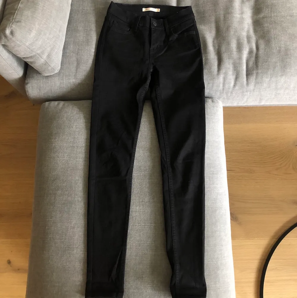 Svarta jeans från Levi’s 701 modell super skinny. Högmidjade. I princip oanvända, tror jag använt dom en eller två gånger, inte min stil längre men hoppas de kan komma till användning för nån annan🥰🤎✨ originalpris ca. 1000kr (köparen står för frakten) . Jeans & Byxor.