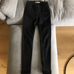Svarta jeans från Levi’s 701 modell super skinny. Högmidjade. I princip oanvända, tror jag använt dom en eller två gånger, inte min stil längre men hoppas de kan komma till användning för nån annan🥰🤎✨ originalpris ca. 1000kr (köparen står för frakten) 