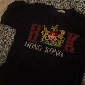 T-shirt!  - T-shirt med coolt tryck! Framgår ingen storlek men passar som S/M! :) 